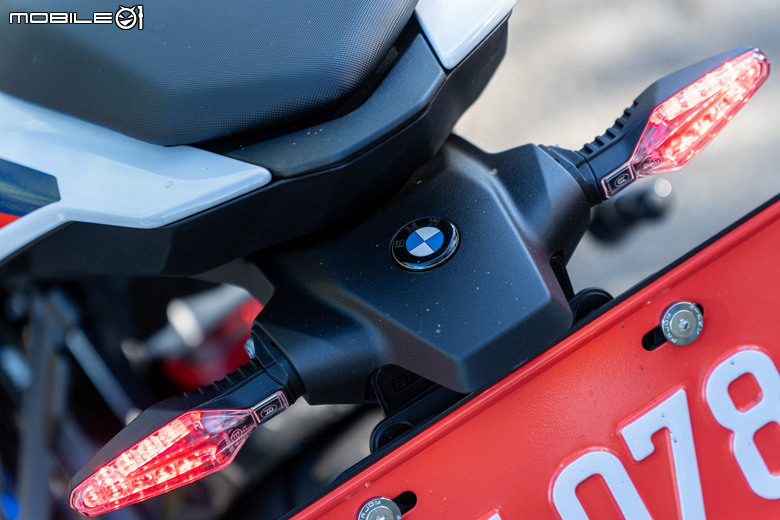 點我看大圖 2025 BMW S1000 R M版試駕|從從容容游刃有餘!快得無感,穩得神奇!實現「快、穩、吸」的騎乘體驗!