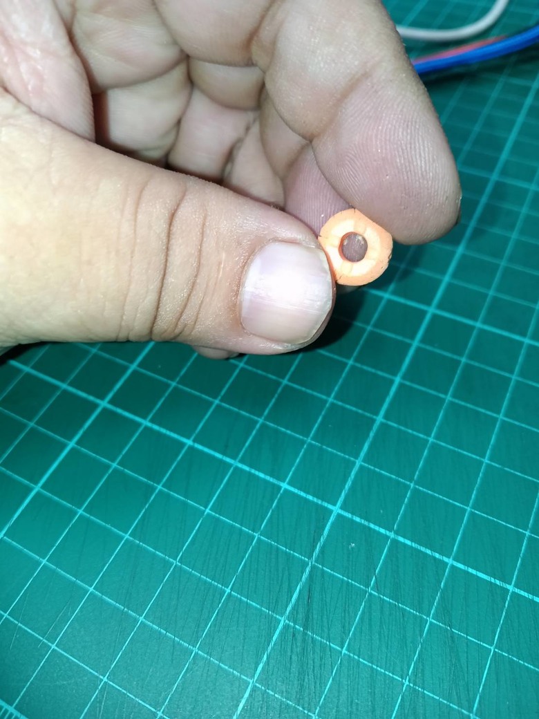 我有一部品牌電腦，五年多了，最近想換硬碟，拆開機殻發現鎖硬碟螺絲的是這種東西