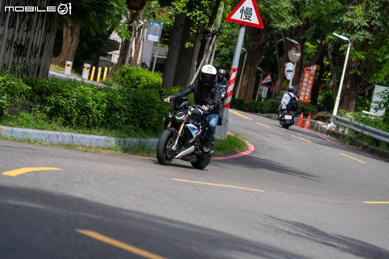 點我看大圖 2025 BMW S1000 R M版試駕|從從容容游刃有餘!快得無感,穩得神奇!實現「快、穩、吸」的騎乘體驗!
