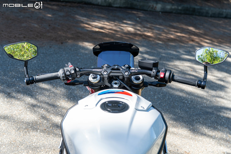 點我看大圖 2025 BMW S1000 R M版試駕|從從容容游刃有餘!快得無感,穩得神奇!實現「快、穩、吸」的騎乘體驗!