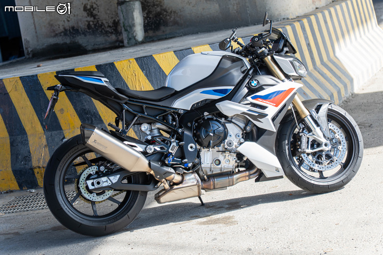 點我看大圖 2025 BMW S1000 R M版試駕|從從容容游刃有餘!快得無感,穩得神奇!實現「快、穩、吸」的騎乘體驗!