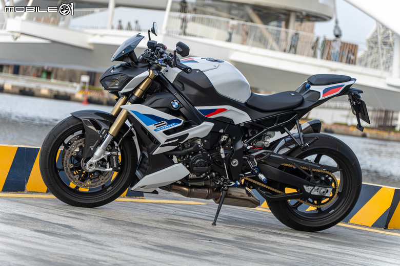 點我看大圖 2025 BMW S1000 R M版試駕|從從容容游刃有餘!快得無感,穩得神奇!實現「快、穩、吸」的騎乘體驗!