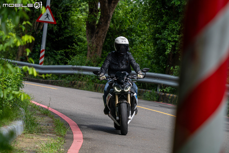 點我看大圖 2025 BMW S1000 R M版試駕|從從容容游刃有餘!快得無感,穩得神奇!實現「快、穩、吸」的騎乘體驗!