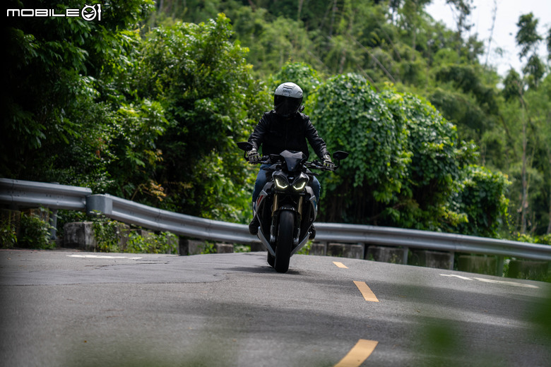 點我看大圖 2025 BMW S1000 R M版試駕|從從容容游刃有餘!快得無感,穩得神奇!實現「快、穩、吸」的騎乘體驗!