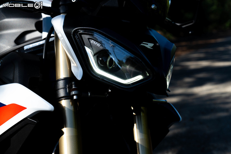 點我看大圖 2025 BMW S1000 R M版試駕|從從容容游刃有餘!快得無感,穩得神奇!實現「快、穩、吸」的騎乘體驗!