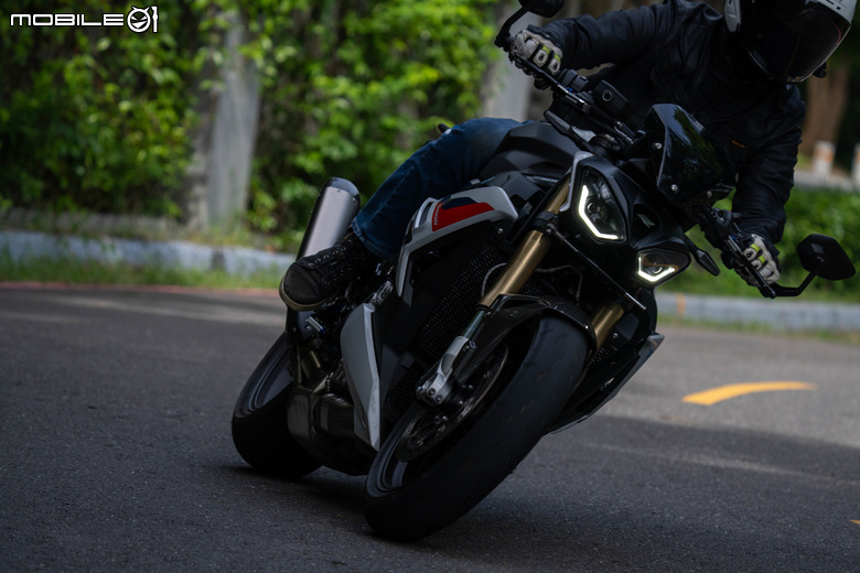 點我看大圖 2025 BMW S1000 R M版試駕|從從容容游刃有餘!快得無感,穩得神奇!實現「快、穩、吸」的騎乘體驗!
