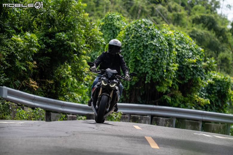點我看大圖 2025 BMW S1000 R M版試駕|從從容容游刃有餘!快得無感,穩得神奇!實現「快、穩、吸」的騎乘體驗!