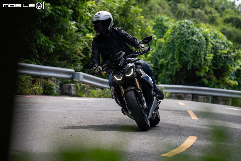點我看大圖 2025 BMW S1000 R M版試駕|從從容容游刃有餘!快得無感,穩得神奇!實現「快、穩、吸」的騎乘體驗!