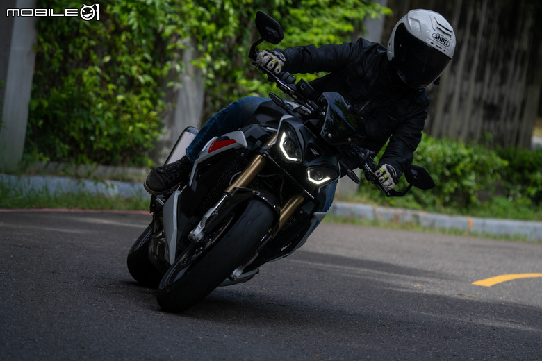 點我看大圖 2025 BMW S1000 R M版試駕|從從容容游刃有餘!快得無感,穩得神奇!實現「快、穩、吸」的騎乘體驗!