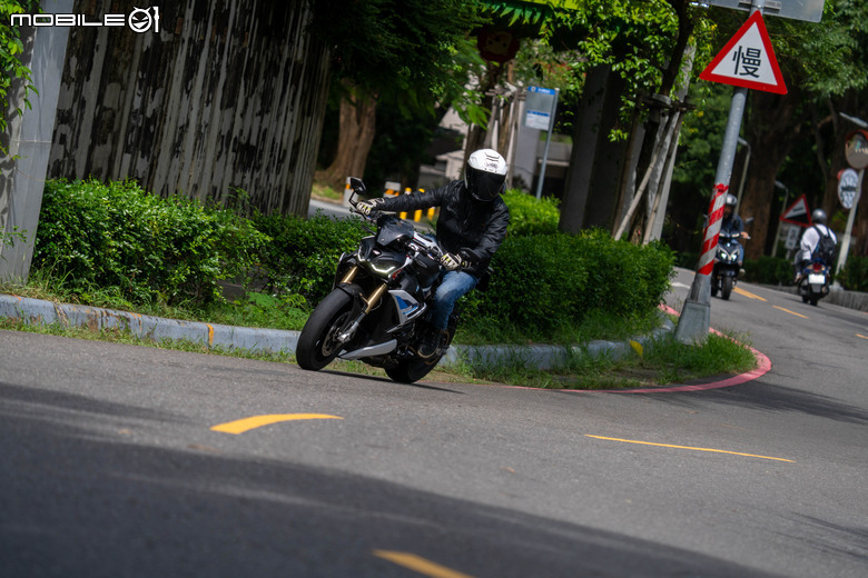 點我看大圖 2025 BMW S1000 R M版試駕|從從容容游刃有餘!快得無感,穩得神奇!實現「快、穩、吸」的騎乘體驗!