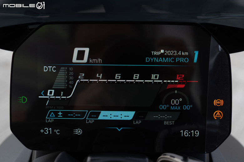 點我看大圖 2025 BMW S1000 R M版試駕|從從容容游刃有餘!快得無感,穩得神奇!實現「快、穩、吸」的騎乘體驗!