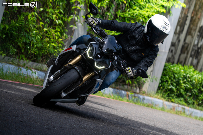 點我看大圖 2025 BMW S1000 R M版試駕|從從容容游刃有餘!快得無感,穩得神奇!實現「快、穩、吸」的騎乘體驗!