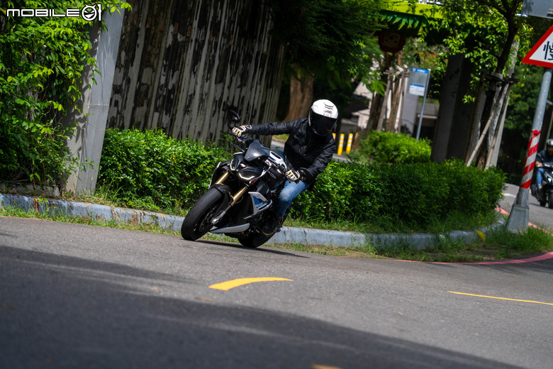 點我看大圖 2025 BMW S1000 R M版試駕|從從容容游刃有餘!快得無感,穩得神奇!實現「快、穩、吸」的騎乘體驗!