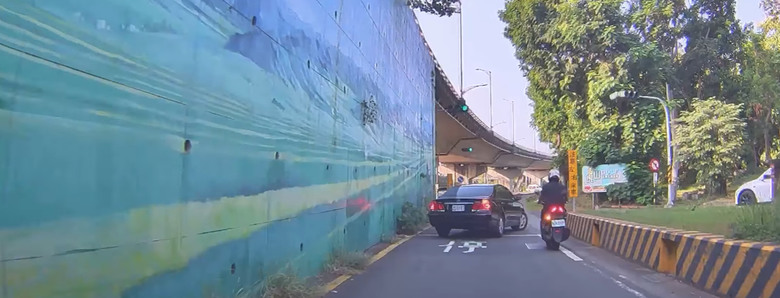 台南 直行機車🛵不禮讓右轉🚗車輛。碰....💢🙈🙈(真，水溝蓋跑法)