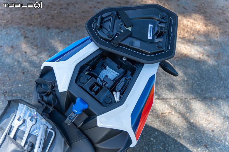 點我看大圖 2025 BMW S1000 R M版試駕|從從容容游刃有餘!快得無感,穩得神奇!實現「快、穩、吸」的騎乘體驗!