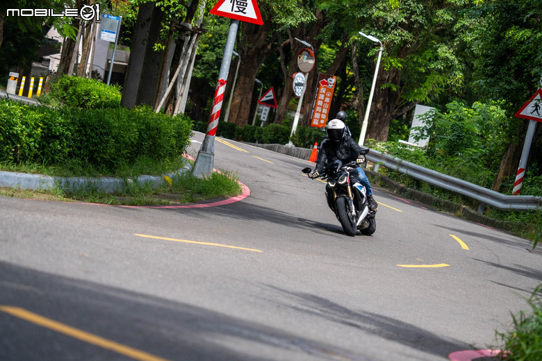 點我看大圖 2025 BMW S1000 R M版試駕|從從容容游刃有餘!快得無感,穩得神奇!實現「快、穩、吸」的騎乘體驗!