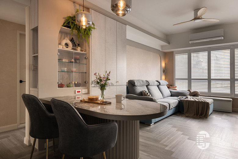 【開箱】 一家三口與貓的法式浪漫|療癒系奶茶宅,舊翻新延續浪漫