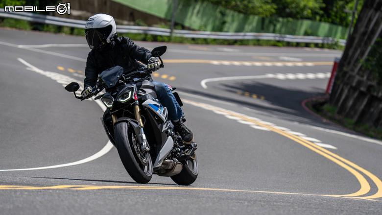 點我看大圖 2025 BMW S1000 R M版試駕|從從容容游刃有餘!快得無感,穩得神奇!實現「快、穩、吸」的騎乘體驗!