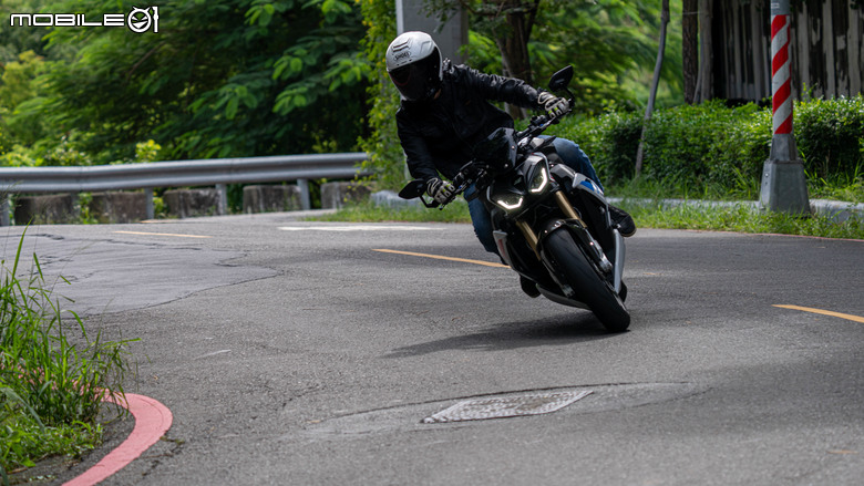 點我看大圖 2025 BMW S1000 R M版試駕|從從容容游刃有餘!快得無感,穩得神奇!實現「快、穩、吸」的騎乘體驗!