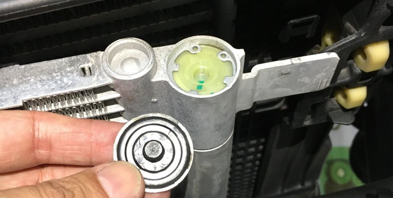 2017 Golf R 7萬km更換冷凝器乾燥劑