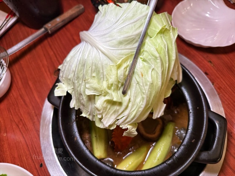 在地老字號薑母鴨,炭火慢熬溫體鴨肉,湯頭濃郁甘甜,招牌醬燒鴨肉飯、招牌酸梅湯也超推