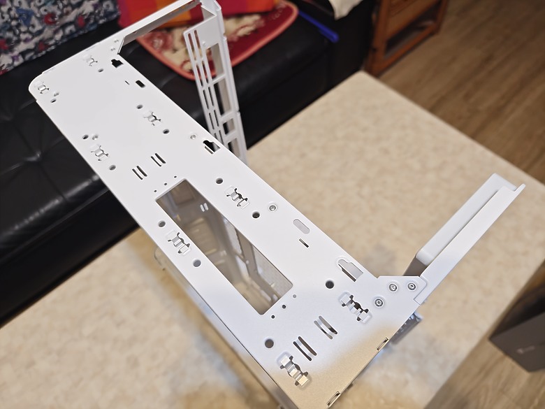 [開箱] TT 光透 View 390 TG 買殼送6吋螢幕的天窗房ATX機殼