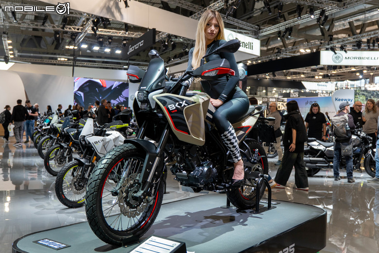 點我看大圖 【EICMA 2025】義大利米蘭貴為時尚之都,來看看車模服裝與車的時尚搭配吧!