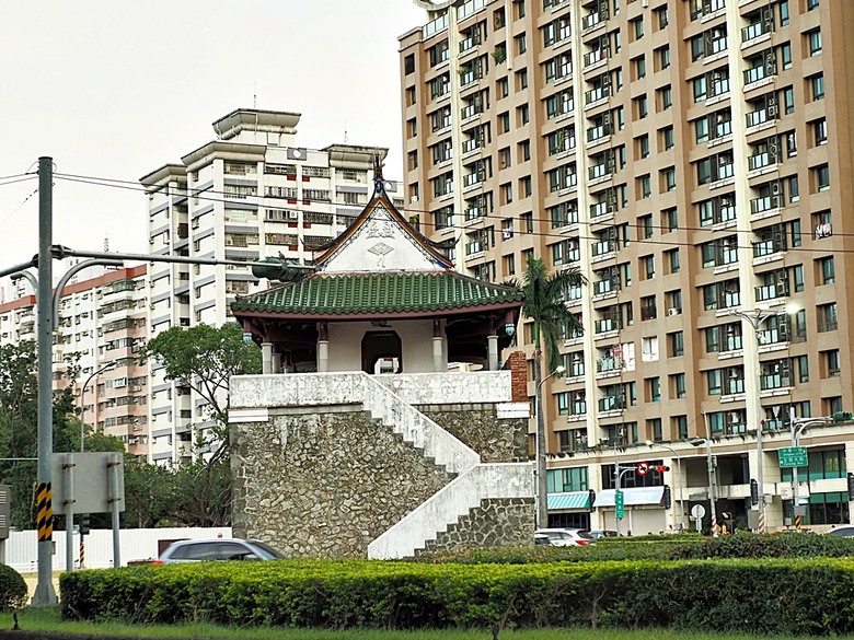 左營 再見捌捌陸-臺灣眷村文化園區、將軍好宅、轉角壹貳壹、西門遺址公園、鳳山縣舊城、蓮池潭、龍虎塔、春秋閣 — 高雄左營眷村與鳳山縣舊城懷舊之旅