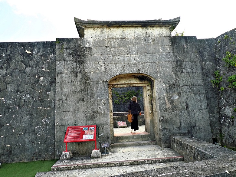 沖繩自助旅行不自駕交通攻略與景點簡述 — 泰越捷VZ568+VZ569、那霸機場入出境、當地GO及Uber、kkday包車接送、沖繩單軌(沖縄都市モノレール)、Air Porter 行李特工(運送) — 2025年教師節連假之日本沖繩不自駕四日之旅 — 「楔子」