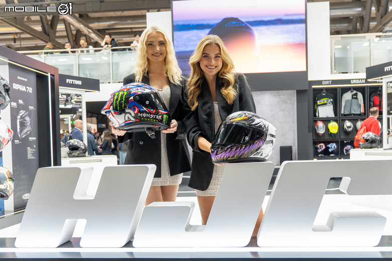 點我看大圖 【EICMA 2025】義大利米蘭貴為時尚之都,來看看車模服裝與車的時尚搭配吧!