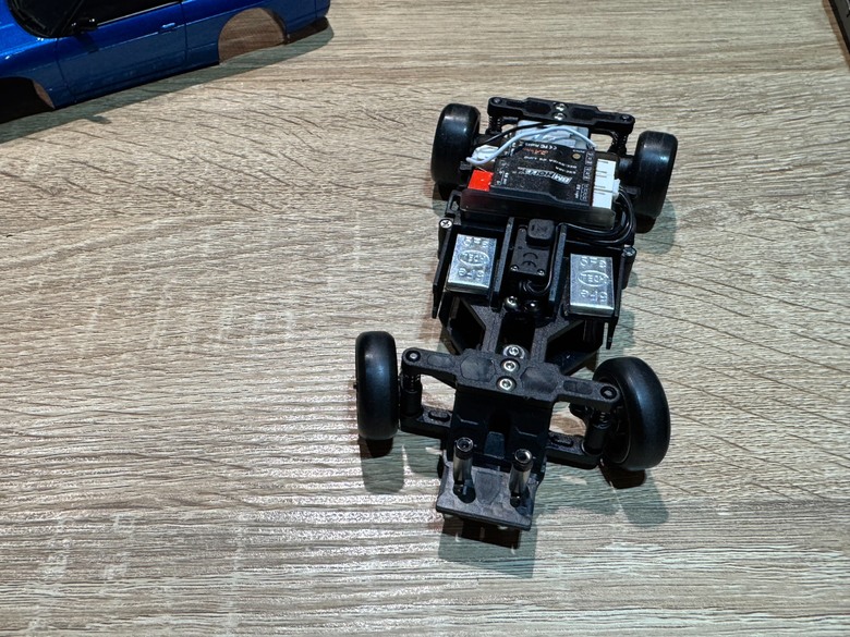 【遙控模型】FR LegendsX BM Hobby 1/28聯名後驅甩尾車 Mini-z殼改裝分享