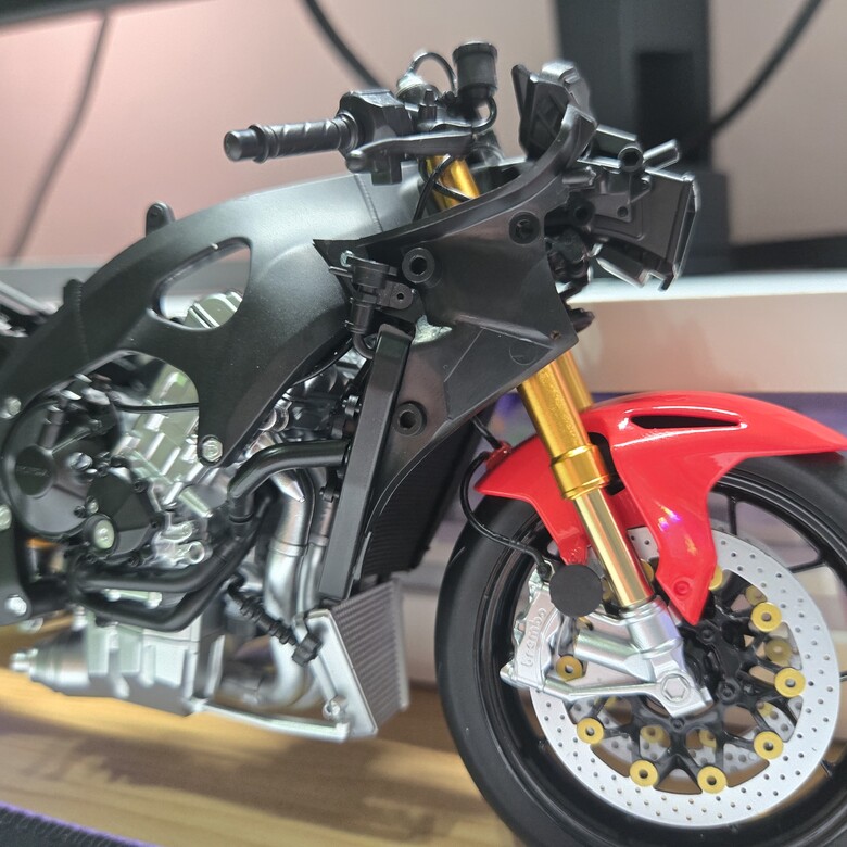 🔧【模型新手也能輕鬆組 Part4】🏍️ 1/9 魔力工廠 Magic Factory 1402 1/9 Honda CBR1000RR－R FIREBLADE SP 預上色版 重機模型