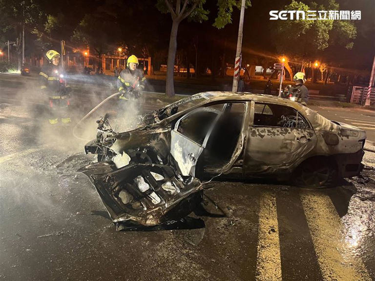高雄小港 四輪大爺🚘🔥火燒車。緩慢 逆向駛到機車🏍️停等區🛵 騎士鳥獸散🕊️🐗
