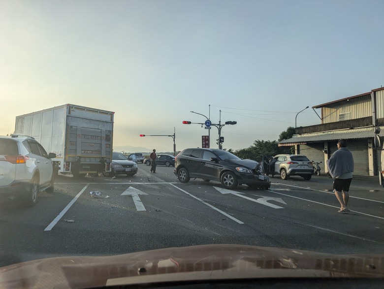 屏東枋寮戰備跑道 多車🚗🚚🚛🚐🚕當我們撞在一起。