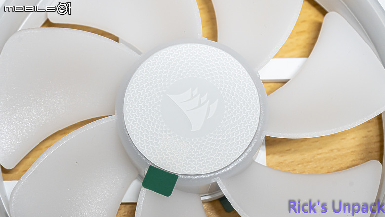 【開箱】iCUE LiNK首款反向扇葉風扇 | CORSAIR iCUE LiNK LX120-R RGB WHITE