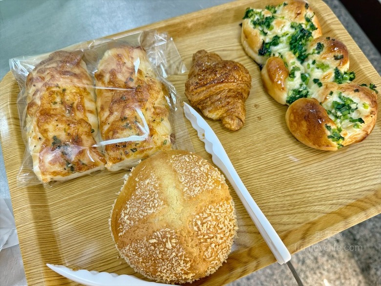 老麵製作而成的麵包，平價美味又好吃，適合帶到景點或是住宿享用