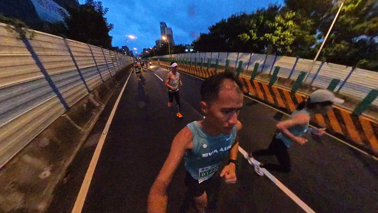 (映像運動) 盡全力不再坐回收車！再戰2025長榮航空馬拉松in台北市 (天氣：雨、起跑氣溫：23.9、濕度：84%)