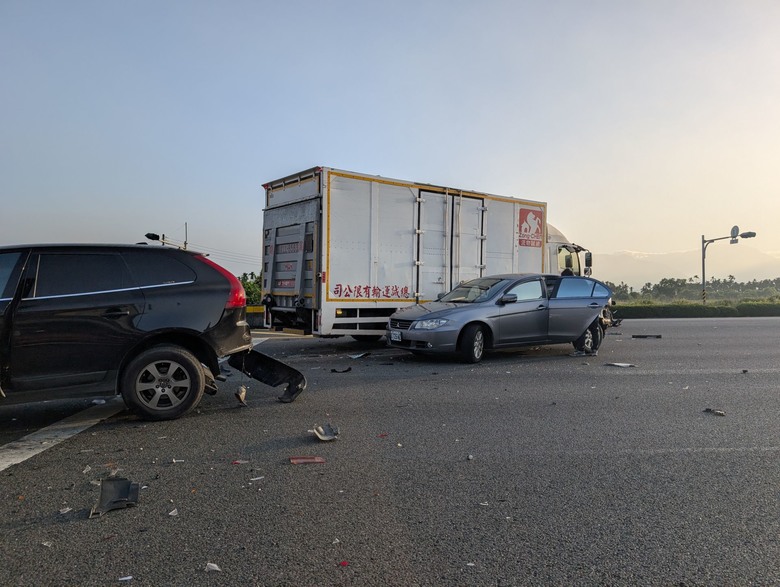 屏東枋寮戰備跑道 多車🚗🚚🚛🚐🚕當我們撞在一起。