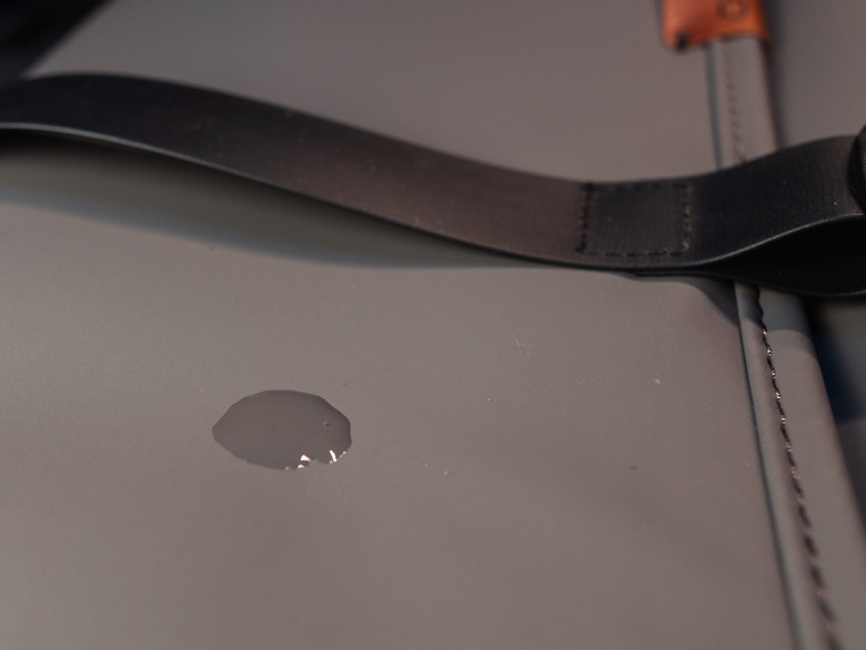 展現城市從容雅癖風|HIPPORIZZ 《WasserElegant 高質感PU皮革 16吋筆電 防潑水後背包》開箱