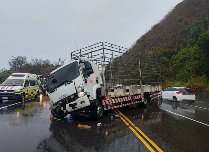 台東台9線 🚚大貨車逆向對撞🚗釀1死2傷