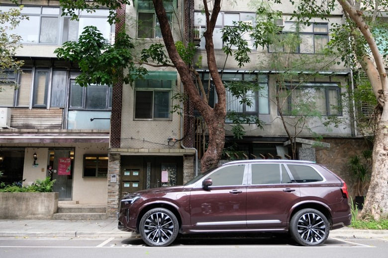 最後選了XC90,第一批第一台野莓紅