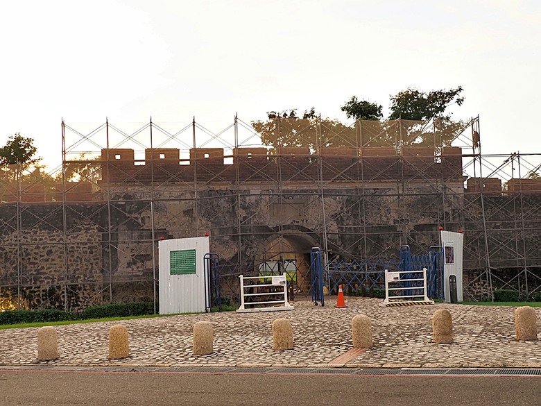 左營 再見捌捌陸-臺灣眷村文化園區、將軍好宅、轉角壹貳壹、西門遺址公園、鳳山縣舊城、蓮池潭、龍虎塔、春秋閣 — 高雄左營眷村與鳳山縣舊城懷舊之旅