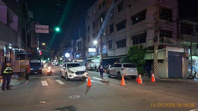 台中大里消防隊前2轎車猛撞！懷胎7月婦、8歲女童急送醫