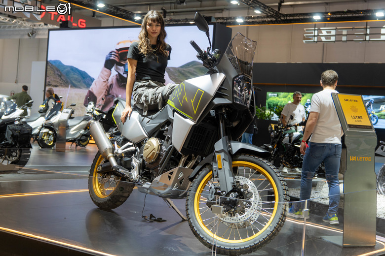 點我看大圖 【EICMA 2025】義大利米蘭貴為時尚之都,來看看車模服裝與車的時尚搭配吧!