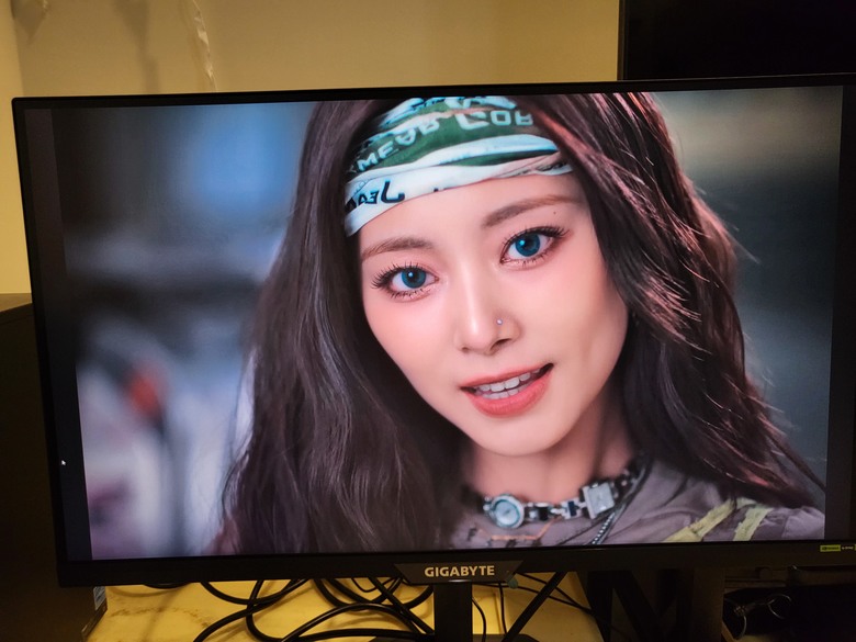 【開箱」萬元有找電競螢幕 技嘉 M27Q2 QD