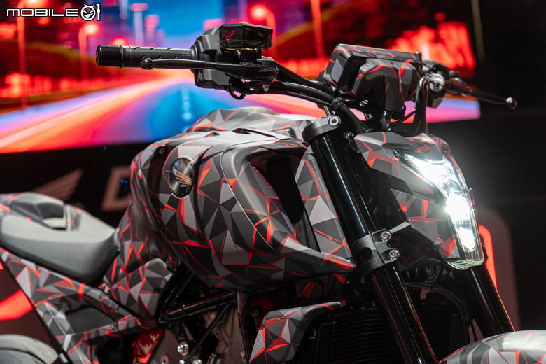 點我看大圖 【EICMA 2025】 HONDA V3R 900 E-Compressor 原型車亮相,首款量產電動車WN7登場。