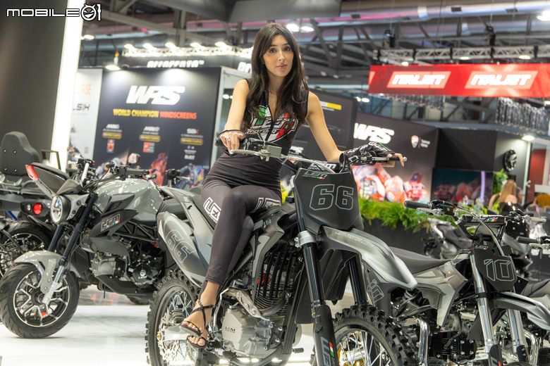 點我看大圖 【EICMA 2025】義大利米蘭貴為時尚之都,來看看車模服裝與車的時尚搭配吧!