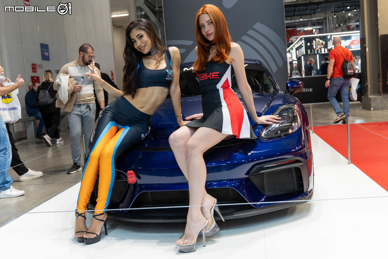 點我看大圖 【EICMA 2025】義大利米蘭貴為時尚之都,來看看車模服裝與車的時尚搭配吧!