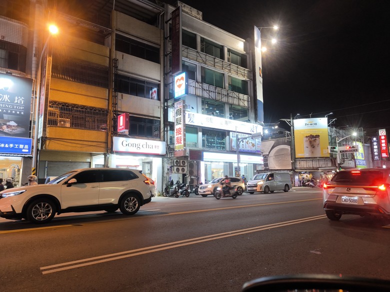 請教13t pro 過曝 過亮 跟拍光源糊掉的問題