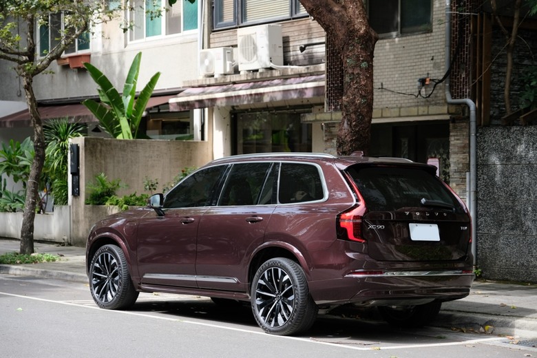 最後選了XC90,第一批第一台野莓紅
